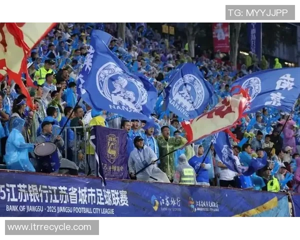 足球明星与球迷心连心的温暖瞬间展现了真挚情感与无私奉献的美好画面