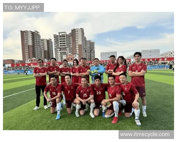 足球明星与儿童合影图 足球明星与儿童合影图