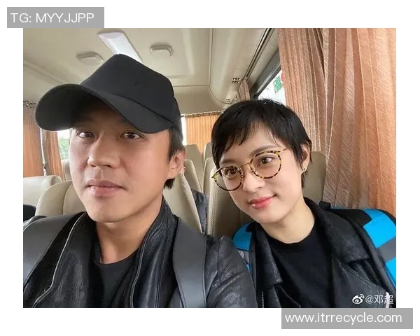 足球明星与妻子甜蜜互动瞬间分享生活中的幸福时刻