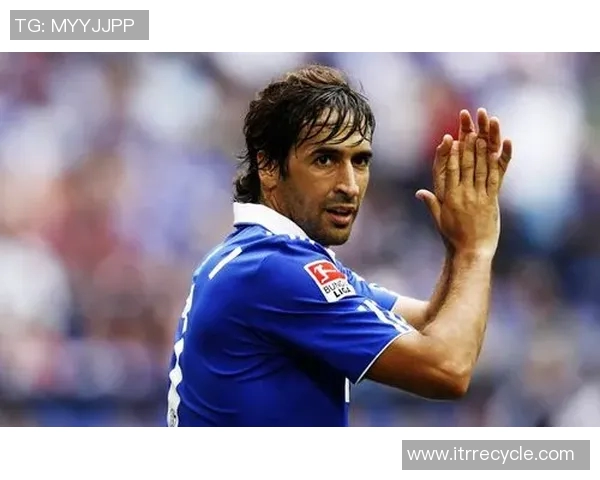 足球明星与女友的甜蜜生活瞬间分享精彩合照集锦