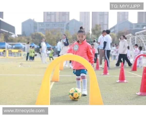 足球明星携子女亲密接触偶像球星共享足球梦想与欢乐时光